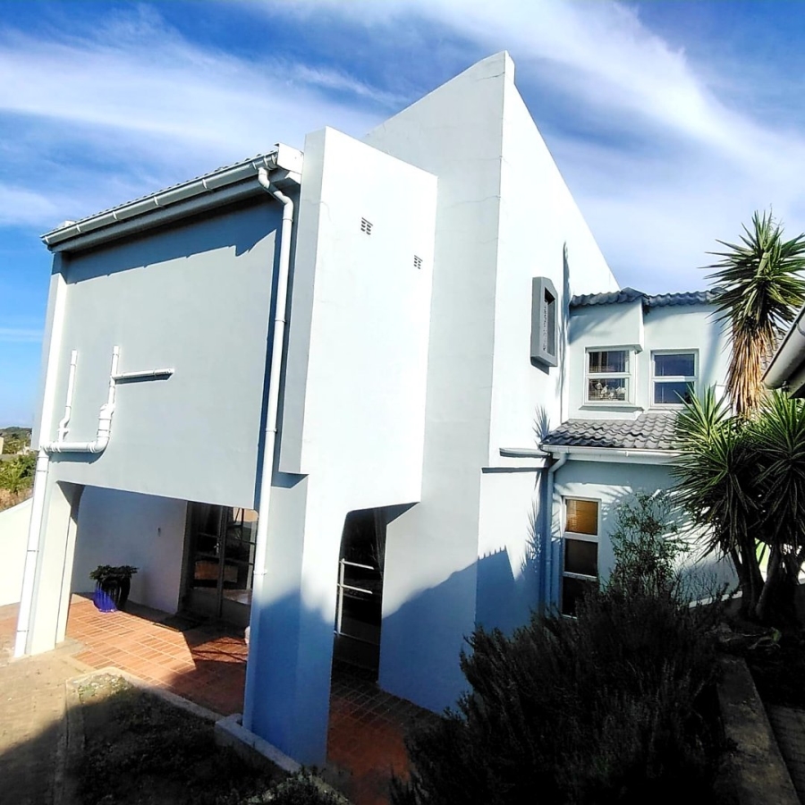 5 Bedroom Property for Sale in Beacon Bay Eastern Cape